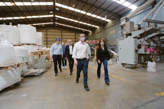 La empresa Queruclor. Eligió también Esteban Echeverría. Gray visitó la planta, que emplea a cientos de residentes del distrito.