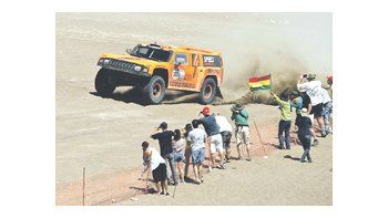 El Hummer de Robby Gordon, a pleno. Ganó la novena etapa y está segundo en la general.