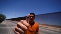 Los expertos recomiendan no compartir fotos de tu dedo entintado.
