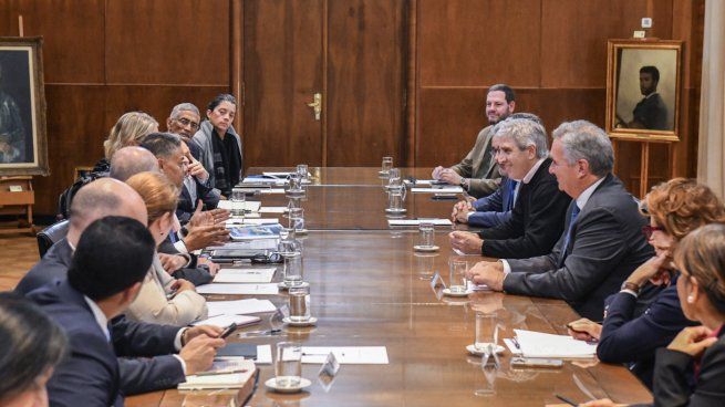 El ministro Luis Caputo y el secretario Pablo Quirno recibieron a una delegación de 10 directores del Banco Mundial.