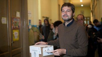 Matías Lammens votó en la mesa 6819 de la Escuela 6 Vicente Fidel López, ubicada en avenida Santa Fe 5039 en el barrio porteño de Palermo.