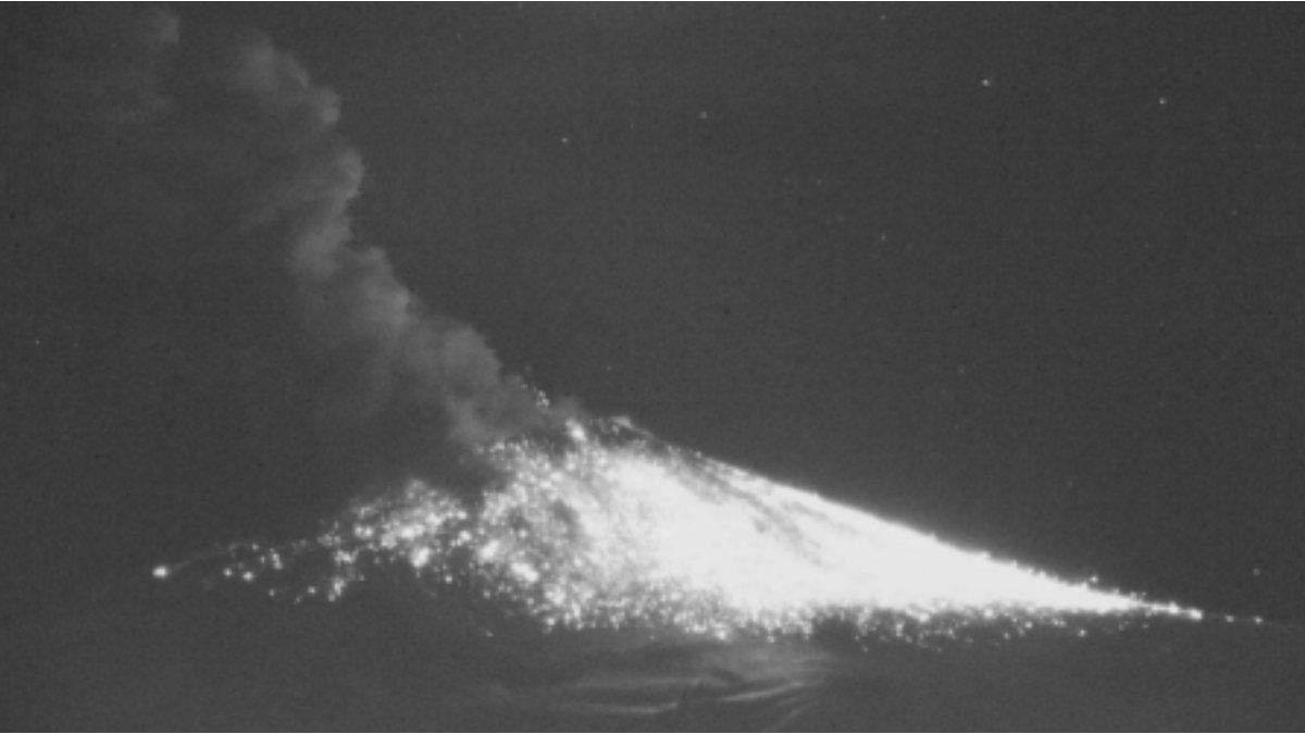 Villarrica volcano recorded an explosion and expelled 600 meters of ash