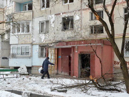 Miles de ucranianos huyen de la guerra.