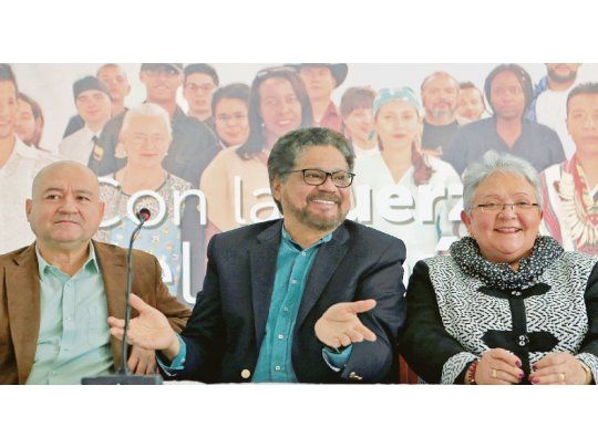 ANUNCIO. Iván Márquez y Carlos Antonio Lozada, ambos de la Fuerza Alternativa Revolucionaria del Común (FARC), informaron la decisión de retirarse luego de la cirugía a corazón abierto a Rodrigo Londoño, su candidato presidencial.