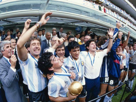Diego Maradona festejando junto a sus compañeros en el Mundial México 86.