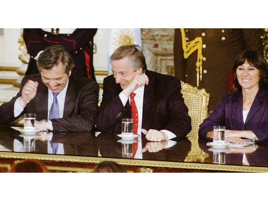 Billetera. Néstor Kirchner junto a Felisa Miceli y Alberto Fernández, el día que anunció el pago al FMI en 2006.