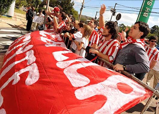 Aliento. Un grupo de hinchas se agolparon en la puerta del hotel para alentar a los jugadores.