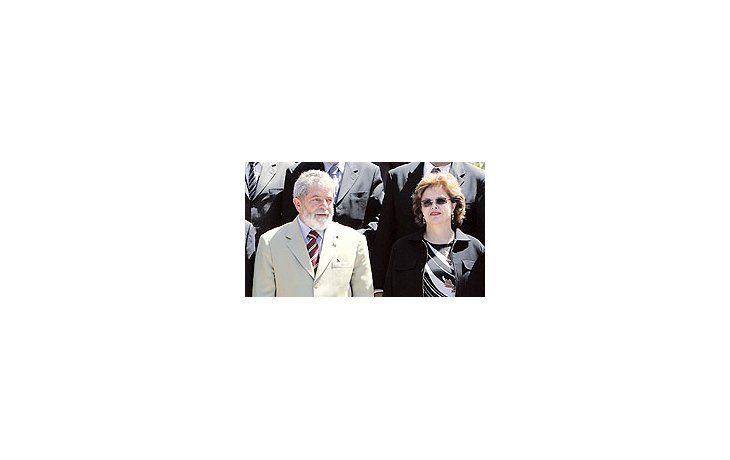 Lula da Silva y Dilma Rousseff. Impedido por la Constitución brasileña de buscar un nuevomandato, el presidente dijo ayer que aspira a que lo suceda su jefa de Gabinete. Para queeso suceda, deberá transferirle parte de su popularidad récord de 80%.