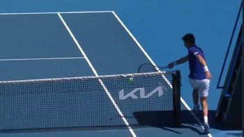 el punto mas espectacular del abierto de australia: ¡le pego del otro lado de la red!