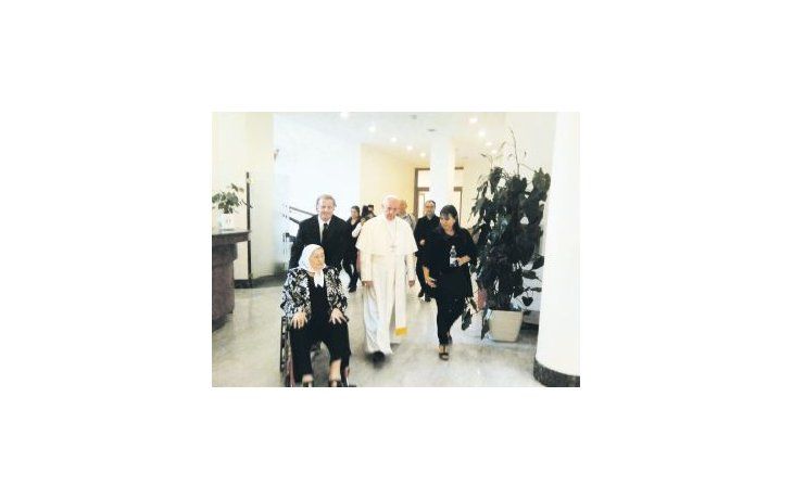 ámbito.com | Luego de la audiencia privada y la charla con la comitiva, Francisco acompañó a Hebe de Bonafini para despedirla en el ingreso a Santa Marta.