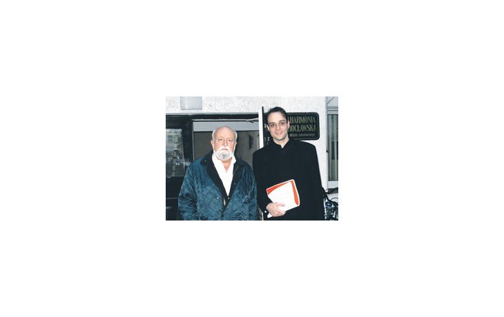 Juan Manuel Abras (der.) junto al gran compositor polaco Krzysztof Penderecki, de quien fue discípulo.