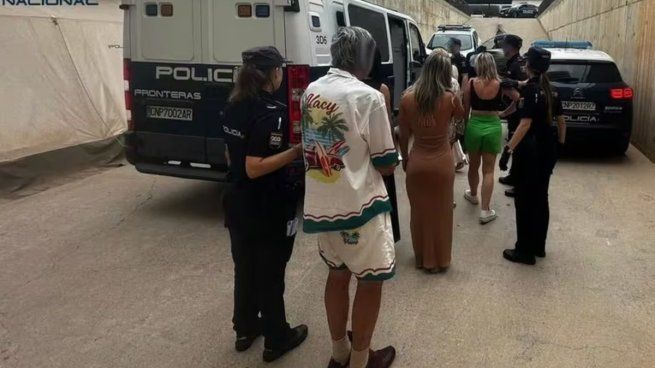 La Policía Nacional arrestó a seis personas por delito de estafa en un restaurante de Ibiza