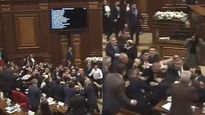La Asamblea Nacional de Armenia fue escenario de una pelea entre diputados oficialistas y opositores.