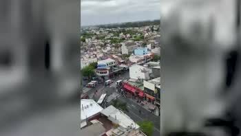 villa devoto: asi fue el choque entre un camion y un colectivo que dejo al menos diez heridos