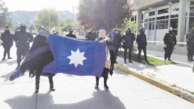 Peligroso. A la espera de una resolución judicial, presuntos integrantes de esa comunidad indígena mantienen tomado un edificio de la administración provincial.