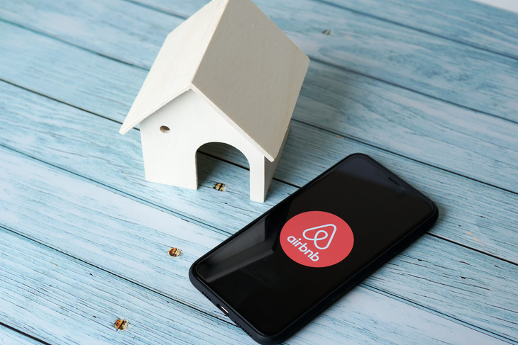 En agosto de 2020, Airbnb prohibió globalmente las fiestas, y desde ese entonces se registró una disminución del 55% en las denuncias de este tipo de eventos.