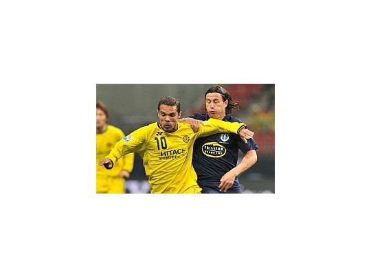 Leandro Domingues se lleva la pelota para el Kashiwa Reysol.
