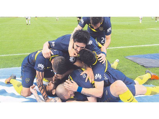 Montaña humana. Todos festejan con Gino Peruzzi, que quedó abajo.