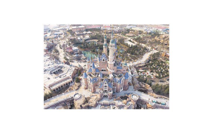 En el mercado negro se venden hasta ocho veces más caras las entradas para el debut del nuevo parque de Disney. Lanzan medidas de seguridad contra falsificadores..