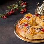 En países como España, Francia y Portugal, se le agrega un muñequito en el interior para coronar al afortunado del grupo. En países como España, Francia y Portugal, se le agrega un muñequito en el interior para coronar al afortunado del grupo.