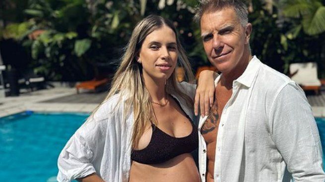 El periodista Alejandro Fantino anunció el nacimiento de Beltrán, su primer hijo con su esposa Coni Mosqueira y lo hizo compartiendo las primeras fotos del nuevo integrante de la familia junto a unas dulces palabras a través de sus redes sociales.