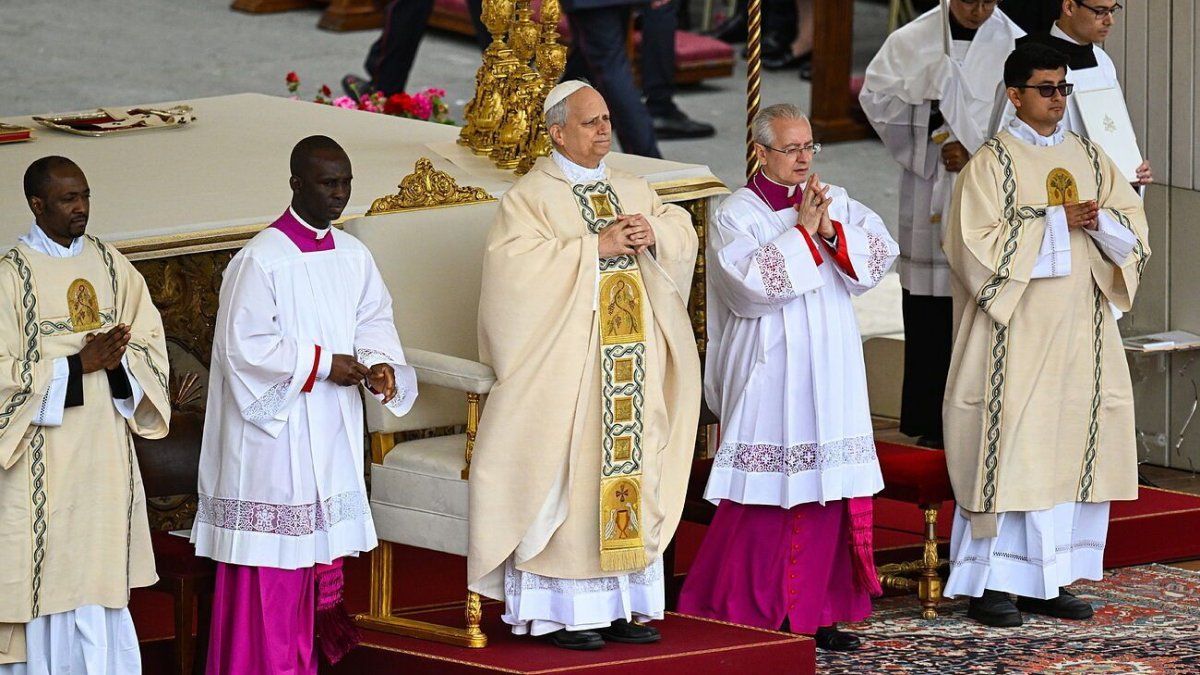 En su misa de asunción, el papa León XIV recordó a Francisco y llamó a la paz y a cuidar a los pobres