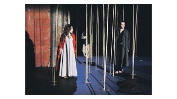 ámbito.com | «Una flauta mágica» de Peter Brook: los intérpretes, descalzos, se desplazan por un escenario desnudo donde sólo hay cañas practicables.