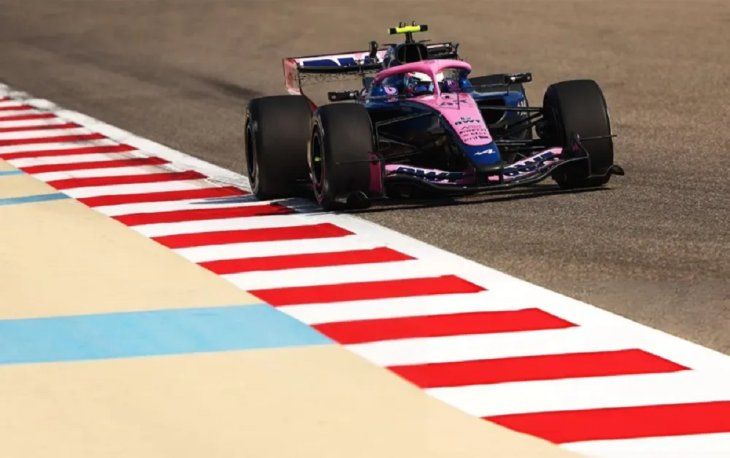 El argentino largó desde el puesto 16 y logró avanzar posiciones pese a la penalización que condicionó su carrera en la primera fecha de la temporada 2026.