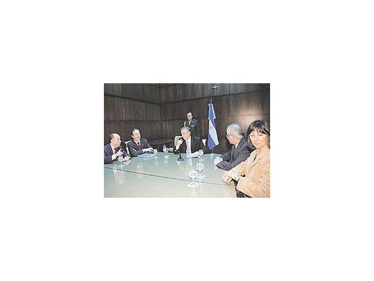 El presidente Kirchner participó de la firma del acuerdo automotor con Brasil con la presencia de funcionarios de los dos países.
