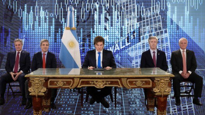 El ministro de Economía, Luis Caputo, encabeza un equipo con credenciales en Wall Street.