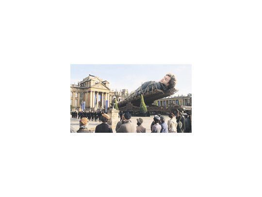 Jack Black, maniatado por los ciudadanos lilliputienses, en esta nueva y modesta versión de «Los viajes de Gulliver».