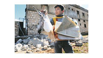 Un joven sostiene una paloma muerta, hallada entre los escombros de un edificio de la ciudad de Idlib, bombardeada por las fuerzas del régimen de Bashar al Asad. La resistencia utiliza palomas mensajeras para romper el bloqueo.