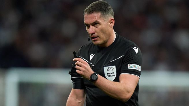 El experimentado árbitro rumano, considerado uno de los mejores del continente europeo, fue designado para el partido que definirá la posición final de Argentina en el Grupo J.