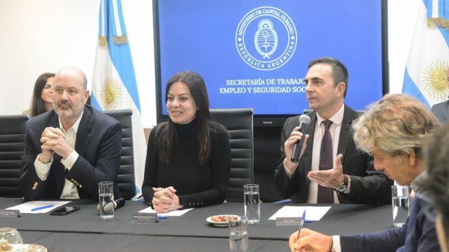 Federico Sturzenegger, Sandra Pettovello y Julio Cordero, secretario de Trabajo.