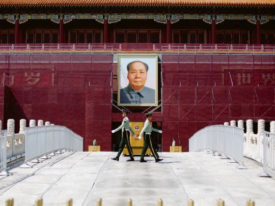Símbolo. Efectivos de seguridad montan guardia frente al retrato de Mao Tse Tung, en la plaza de Tiananmen, de Pekín.