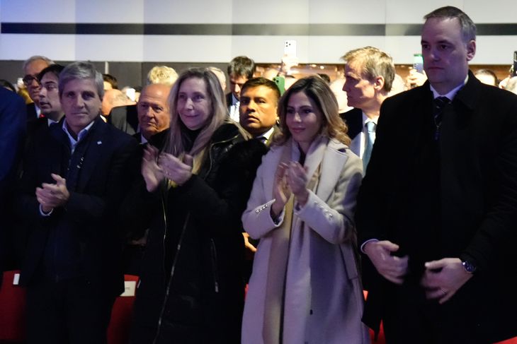 Luis Caputo, Karina Milei, Romina Diez y Manuel Adorni estuvieron en la primera fila del discurso presidencial.
