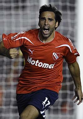 Marcó el camino. Facundo Parra abrió el marcador y así lo festejó. Un verdadero golazo con cuatro toques de primera.