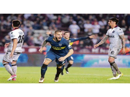 grito sagrado. Darío Benedetto se llena la boca de gol para celebrar el único tanto del partido. Boca le ganó 1 a 0 a Lanús y tiene puntaje ideal.