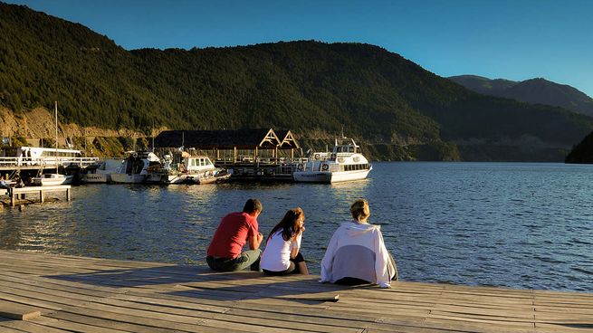 San Martín de Los Andes, rodeado de lagos y montañas, combina aventura, cultura y relax, consolidándose como epicentro del turismo patagónico.