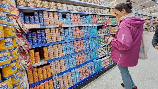 Supermercados negocian con el gobierno para evitar aumentos desmedidos.
