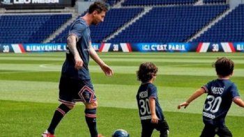 Los Messi se divirtieron en su casa con un fútbol en pijama.