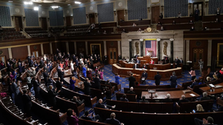 El Senado de EEUU votó en favor de una iniciativa demócrata que limita el poder de Donald Trump.&nbsp;