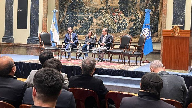 El Panel 1  “Gobernanza y regulación del Lobby: ¿qué nos dice la experiencia comparada?” fue moderado Constanza Mazzina y participaron Gonzalo Müller Osorio y Federico Fernández Sasso.