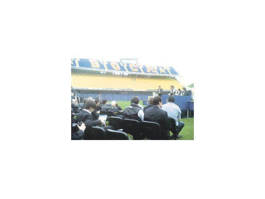 Ayer a la tarde, en el mismo campo de juego de la Bombonera, se realizó la subasta de los ocho palcos VIP.