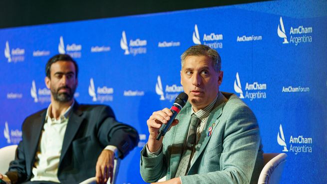 Los ministros de Economía, Pablo Olivares, de Santa Fe, y de Hacienda y Finanzas, Victor Fayad, de Mendoza, en el marco del encuentro organizado por Amcham.