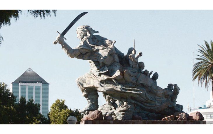 Escultura. La estatua, obra del artista Andrés Zerneri, pesa unas 25 toneladas y será restaurada una vez que quede alojada en su nuevo lugar: un relevamiento detectó grietas y óxido en distintas partes.