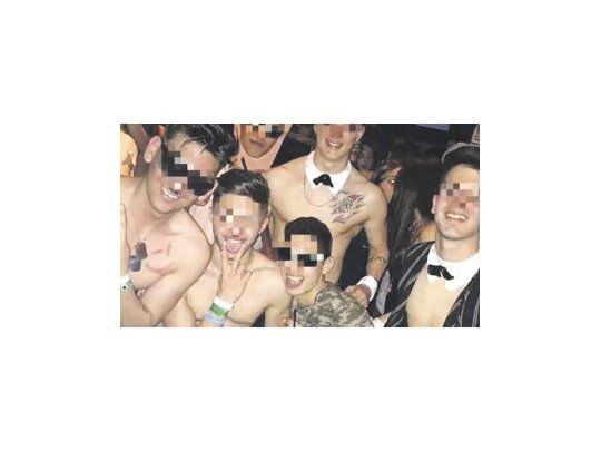 Polémico disfraz. Los jóvenes llevaban bigotes como los que usaba Adolf Hitler y brazaletes con esvásticas.