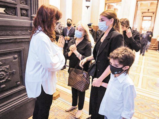 Protocolo. Hubo buena lectura en los comentarios del fin de semana sobre la actitud que tomó Cristina de Kirchner en el Senado al recibir el cortejo fúnebre de Carlos Menem y saludar a su familia. La vicepresidenta, que normalmente no se mostró en los últimos años junto al expresidente, puso en marcha todo el protocolo. 