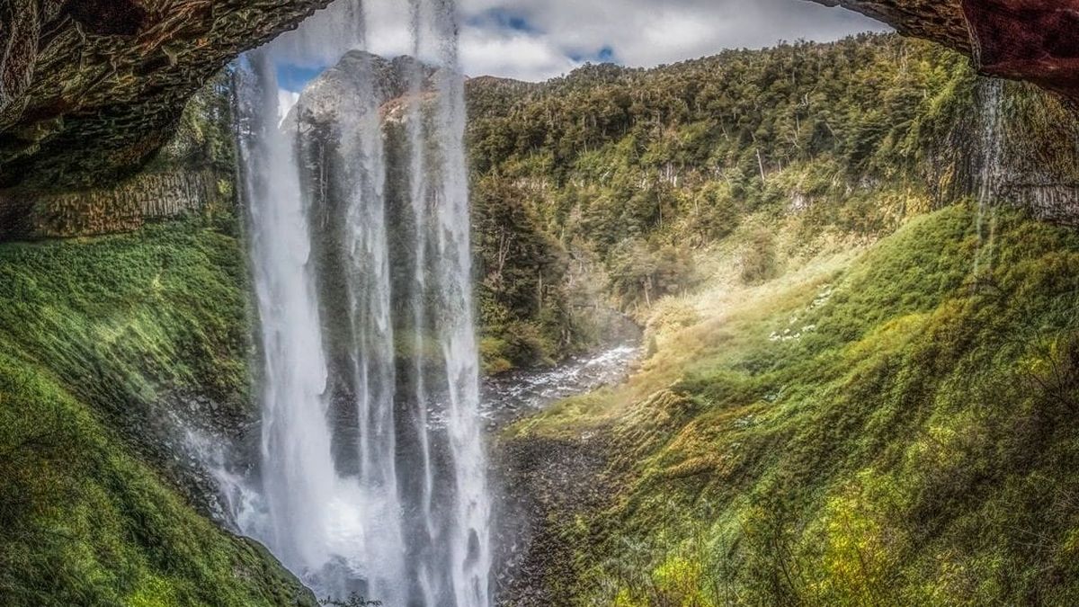 The hidden waterfall in Argentine Patagonia surrounded by forests and stones: to get there you have to walk at least 3 hours