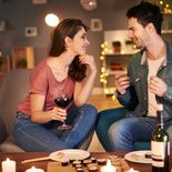 Las conversaciones abiertas ayudan a fortalecer la conexión emocional entre las parejas. Las conversaciones abiertas ayudan a fortalecer la conexión emocional entre las parejas.